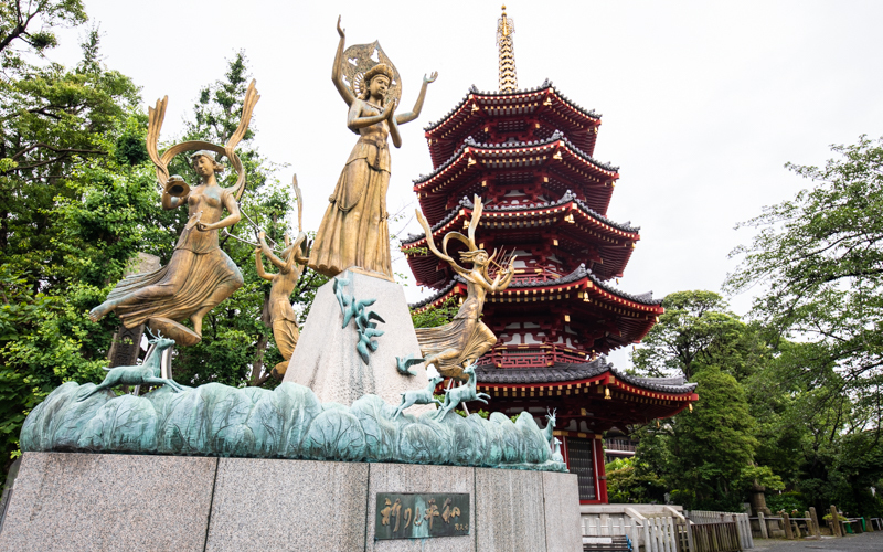 「大山門」を抜けると「祈りと平和の像」と「八角五重塔」が目に飛び込んでくる。 