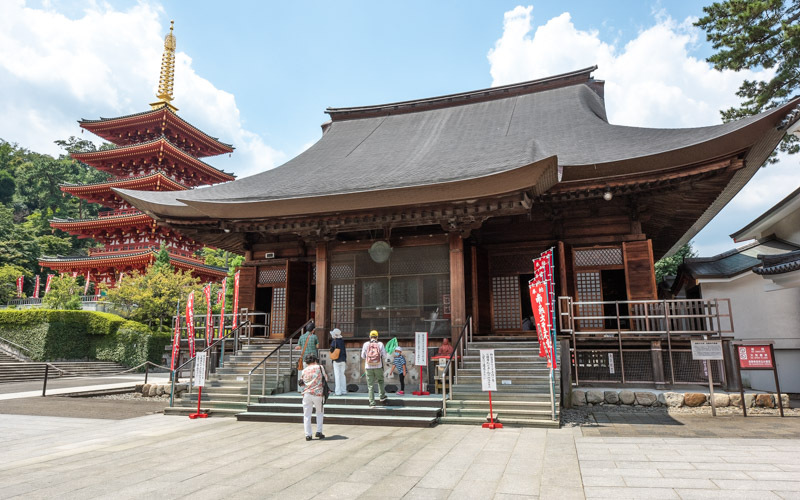 山中に建立されていた「不動堂」は、1335年に暴風雨により倒壊し1342年に現在地に移建された。東京都最古の文化財建造物に指定されている。