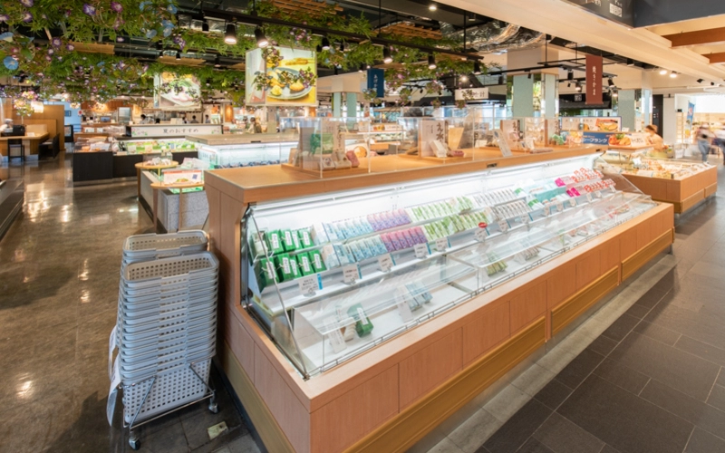 「鈴なり市場」にはかまぼこ以外にも小田原名物や箱根の名産品など約200種類を超えるお土産などが並んでいる。