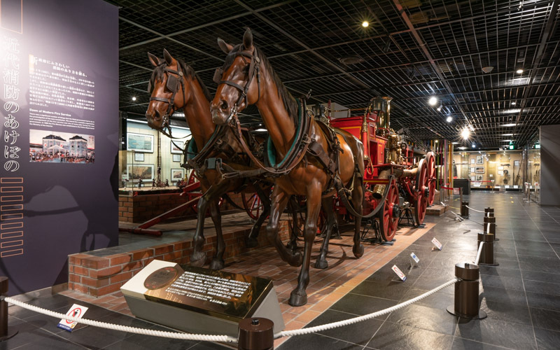 4階「消防の変遷」では明治から昭和にかけて大きく変化した消防の歴史を学ぶことができる。「馬牽き蒸気ポンプ」や木製の梯子車など、明治時代に実際に使用されていた非常に貴重な展示を見ることができる。