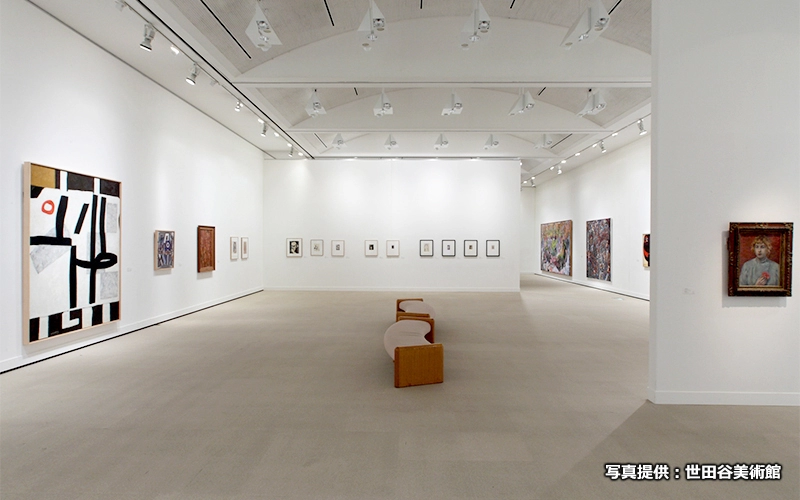 2階展示室。年3回程の展示替えでさまざまな作品が見られる。 									