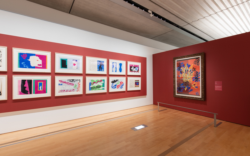 「アンリ・マティス」の切り絵の作品《ミモザ》（1949年）など、絵画以外のアート作品にも出会うことができる。（2020年9月展示風景）
