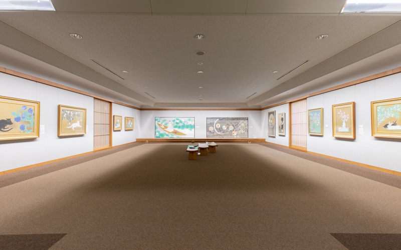 落ち着いた雰囲気で日本画の展示に相応しい展示室となっている。