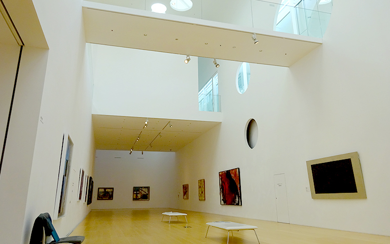 展示スペースは、天井は高く壁には大小丸窓があり開放的な空間となっている。