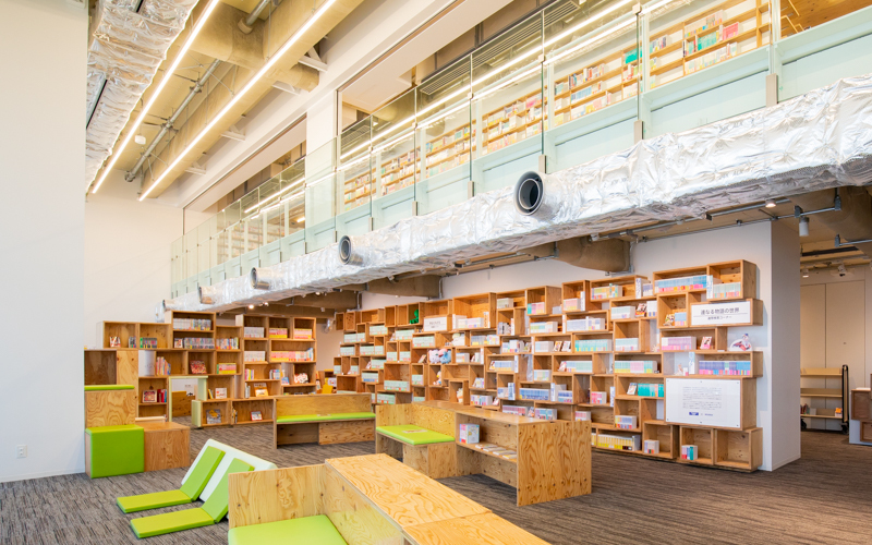 1階のマンガ・ラノベ図書館は約2.5万冊の書籍が並んでおり、日本で1番多くの数のライトノベルが読める図書館となっている。 