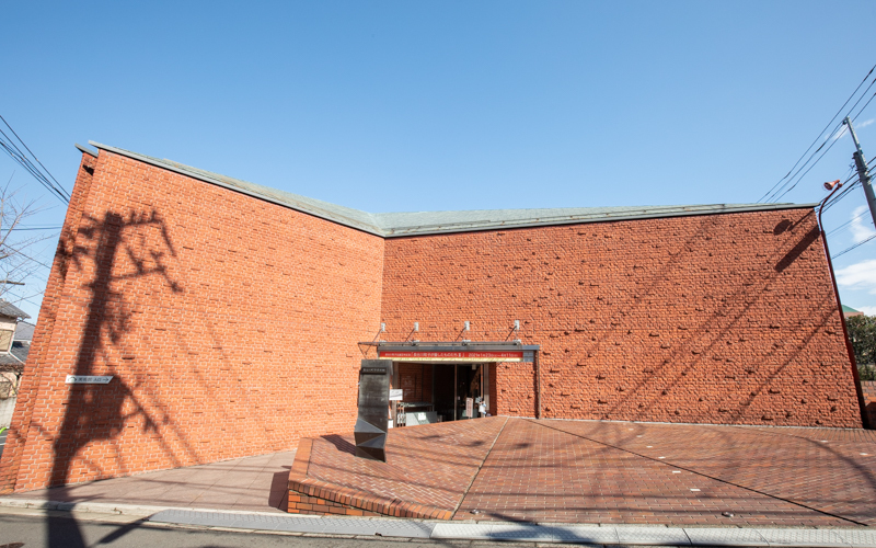 凹凸のある煉瓦造りの外観が特徴的な長谷川町子美術館。						