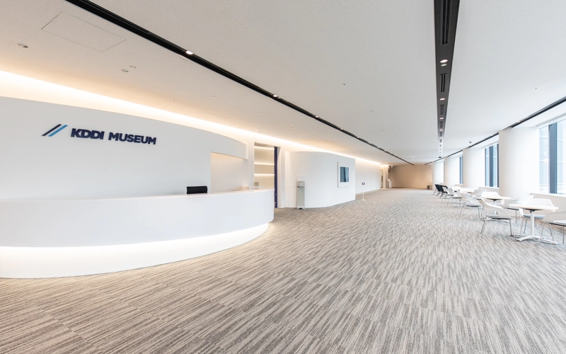 「KDDI MUSEUM」の入口前は広々としており、休憩用の椅子やテーブルもある。奥へ進むと「KDDI ART GALLERY」の入口がある。