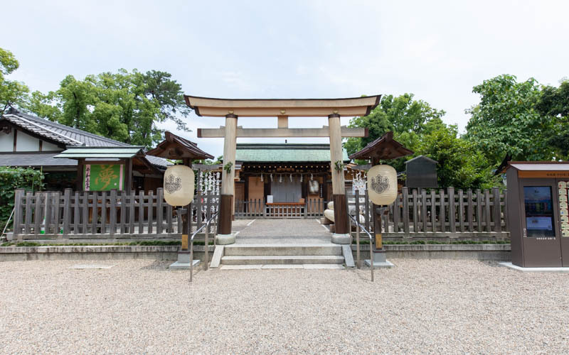 本園中央に位置する「豊國神社」は、秀吉公をご祭神としている神社で、1885年に地元の有志の力もあってこの地に祀られた。