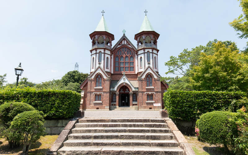 1907年に京都に建てられた重要文化財指定の「聖ヨハネ教会堂」は、プロテスタントの教会堂で2階が会堂になっている。正面階段を迂回して車椅子のまま正面には行けるが、入口と2階へは階段がある。