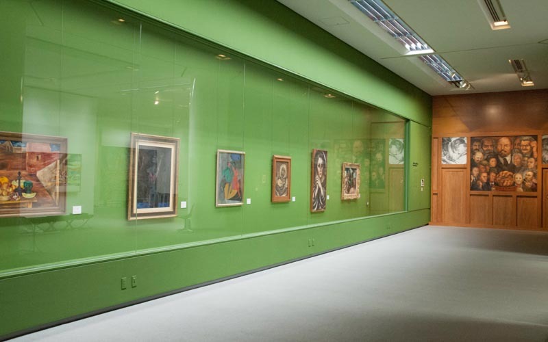 展示室内は広くフラットな通路となっており、車椅子利用の方でもゆっくりと美術品の鑑賞をすることができる。