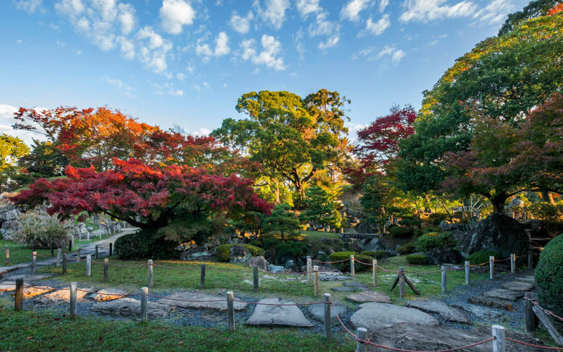 城内の「名勝二之丸庭園」。跳び石となっているため車椅子での入園は困難。