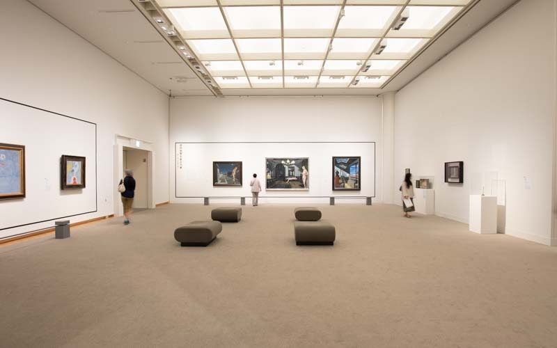 コレクション展示室内では、広々とした空間に展示された作品をゆっくり堪能できる。