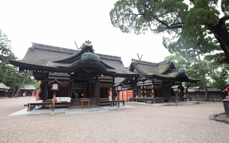 第二本宮の手前に横並びとなっている第三・第四本宮。第一本宮から第四本宮までの4つの本殿は海原を行く船団を模して建造されたのではとも言われている。