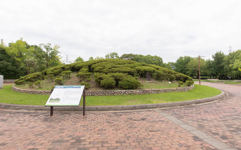 公園内には多くの古墳があり、間近で見ることができるものもある。※写真は「七観音古墳」