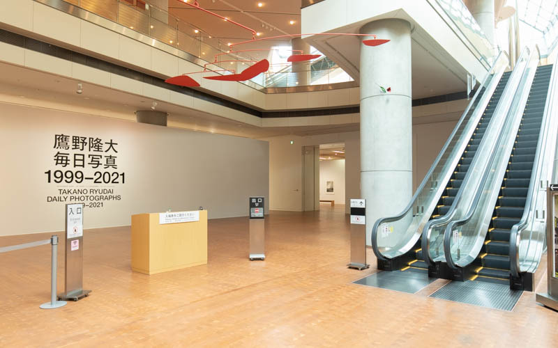 地下2階の展示室入口は広くフラットで、車椅子利用の方でもゆったりと回れるようになっている。配置等は展覧会により変更あり。撮影：2021年8月 鷹野隆大 毎日写真1999-2021 展
