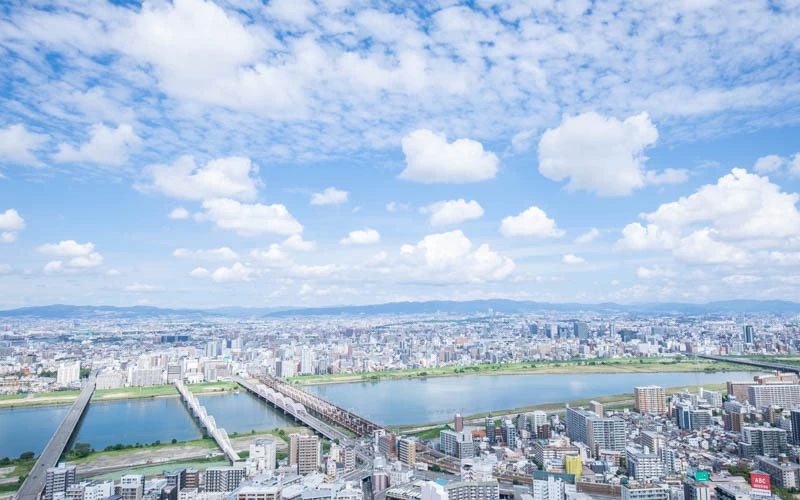 スカイウォークからは、淀川を挟んだ大阪の北側の平野を見渡すことができる。