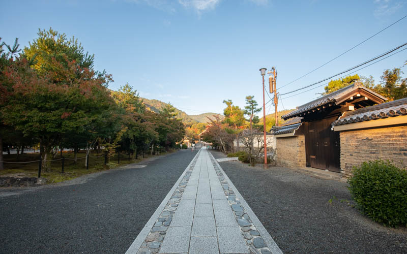 総門から続く参道には、砂利道の中央に石畳で舗装された通路があるため、車椅子利用の方も通行しやすい。