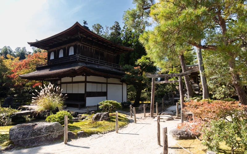 「観音殿」の横には「八幡社」があるが石の階段となっており、車椅子のまま上がることはできない。