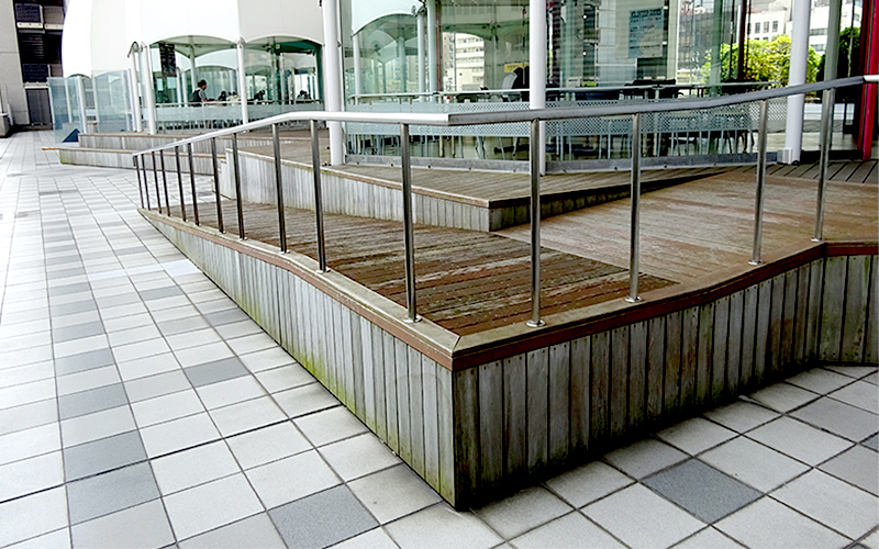 「江戸東京ひろば」には、冷暖房完備の無料休憩所が北側に約250席、南側に約100席ある。飲食可能。										