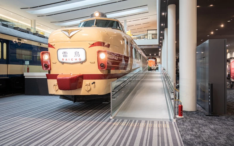 展示車両横にはスロープが設置されているため、車椅子利用の方でも問題なく見学することができる。