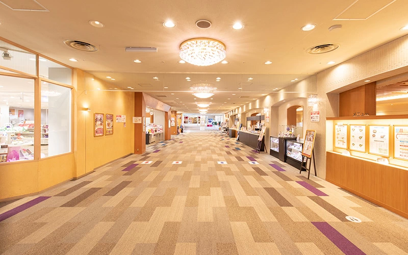 正面入口を入ると広々とした通路の左右にお土産を販売しているショップや飲食店が並んでいる。									