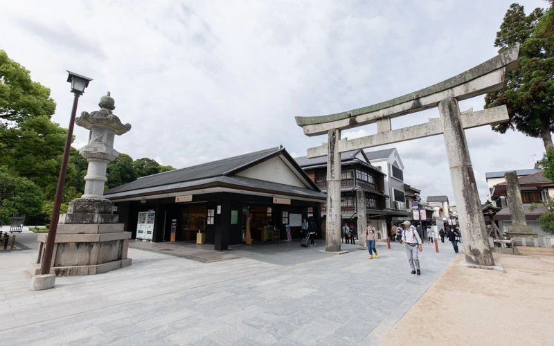 参道には多くの土産屋が並んでおり、参拝時の楽しみの一つでもある。
