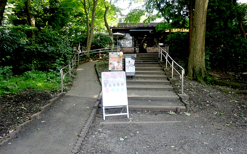 飲食店や売店は池周囲に多く点在している。車椅子でも利用できるかは事前に確認した方がよい。