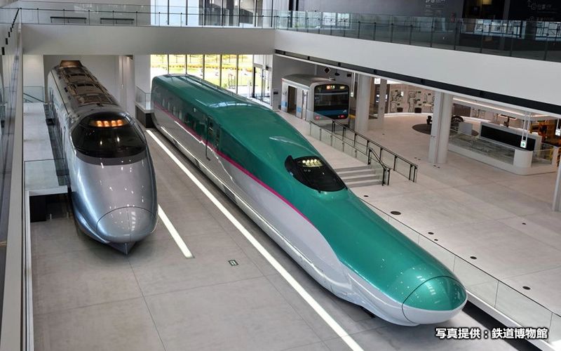 新館1階には東北新幹線で営業運転を行うE5系のモックアップが展示されている。グランクラスの客室も実車同様の内装となっている。									