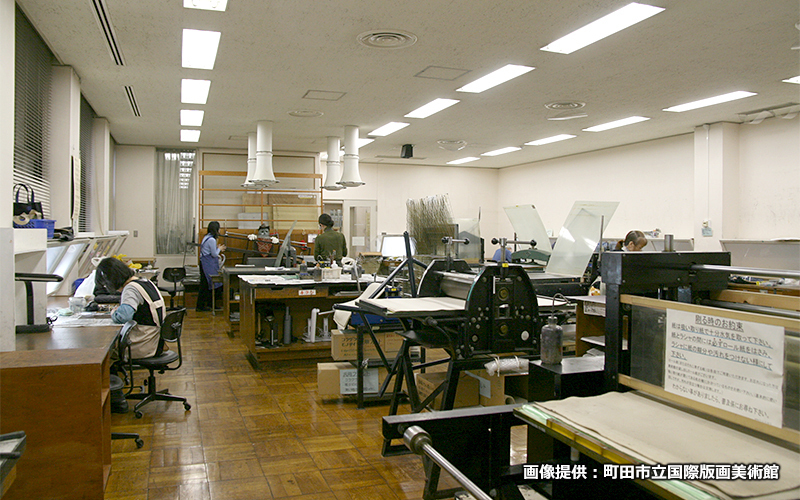 版画体験ができる工房には、銅版画プレス機やリトグラフプレス機など本格的な設備が揃っている。