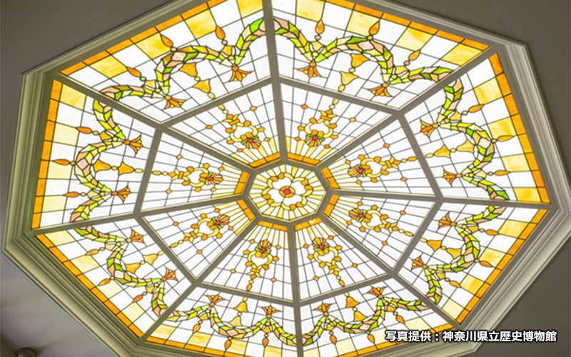 馬車道側玄関ホールの天井にあるステンドグラス。こちらも見どころの一つ。	