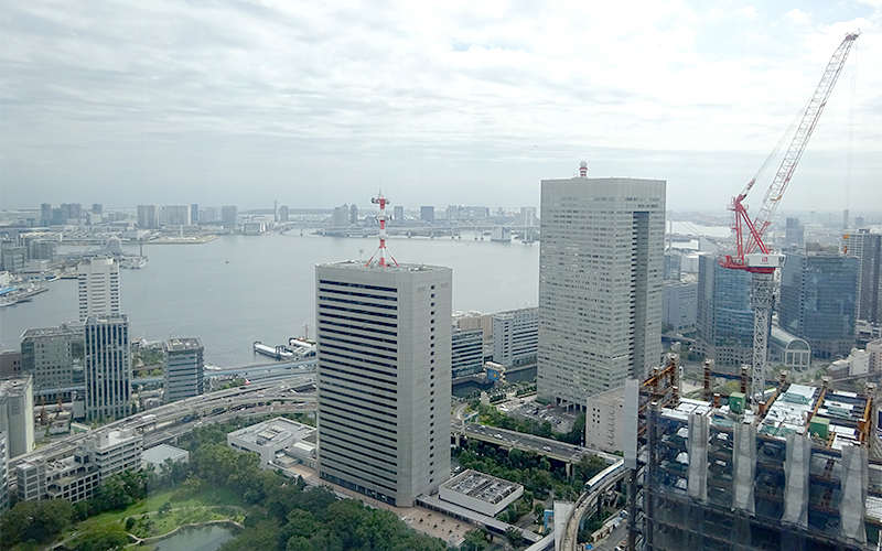 東回廊からはお台場など東京湾の景色が見える。
