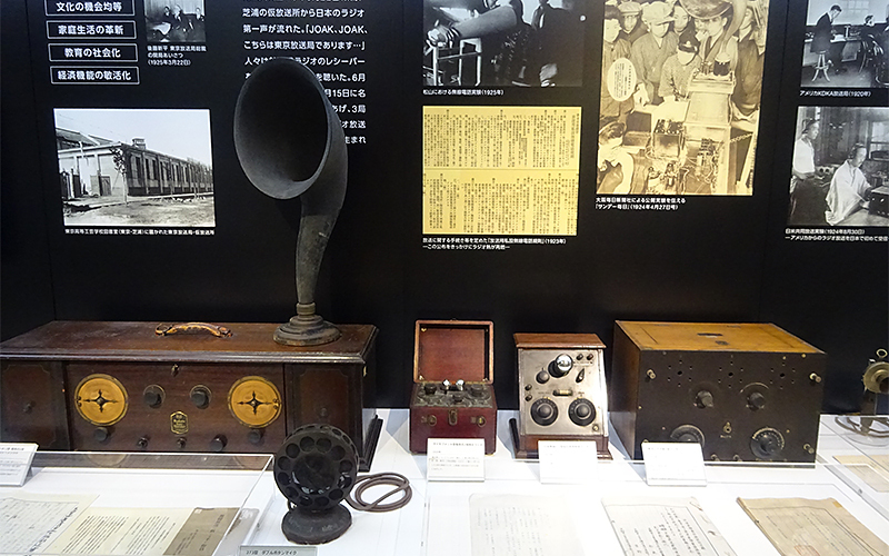 ラジオ放送だった1925年頃に使用されていた当時の機材も多数展示されている。