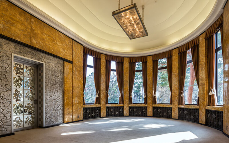 部屋の内装は、フランスのアール・デコ様式における当時の著名なデザイナーが起用された。©東京都庭園美術館　本館　大食堂