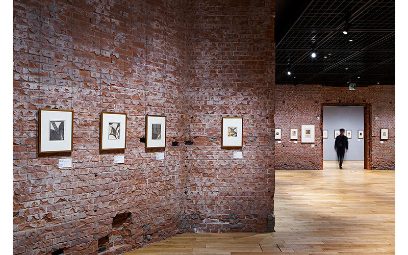 2階にある展示スペースの壁は、全面に赤煉瓦が生かされており、その歴史を感じさせる。提供：©Tokyo Tender Table