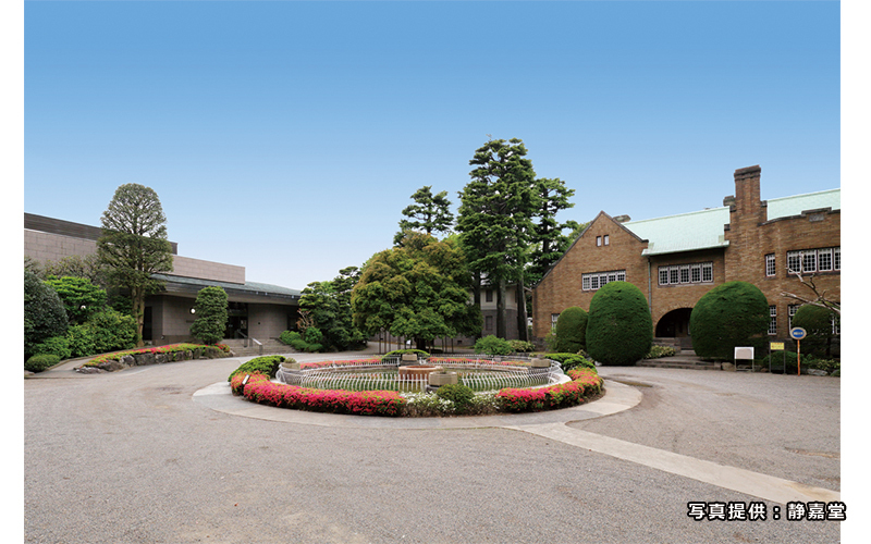 中央の噴水を挟んで静嘉堂文庫美術館（写真左側）と静嘉堂文庫（写真右側）。 