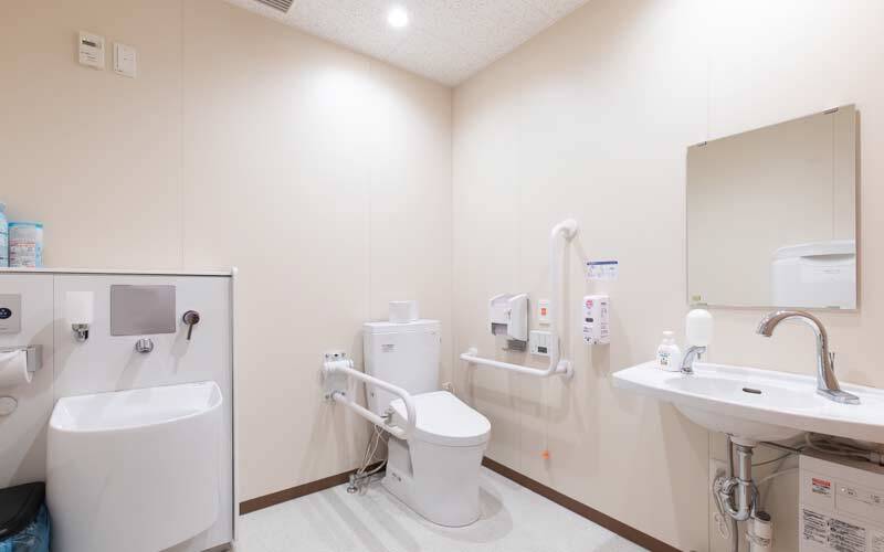 境内には3ヶ所の多目的トイレがあり、社務所内のトイレはオストメイト対応となっている。 