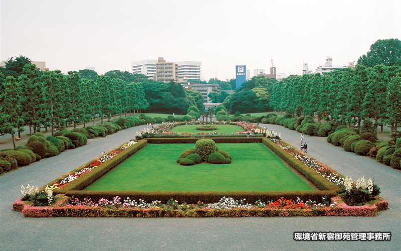 約110種の花々が咲き誇る整形式庭園の周辺は砂利と勾配があるため車椅子の場合は注意が必要。									