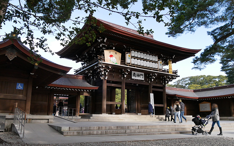 本殿の正面に位置する南神門は創建当時から残る貴重な建造物である。向かって左側にはスロープが設置されており、車椅子でも通行できる。