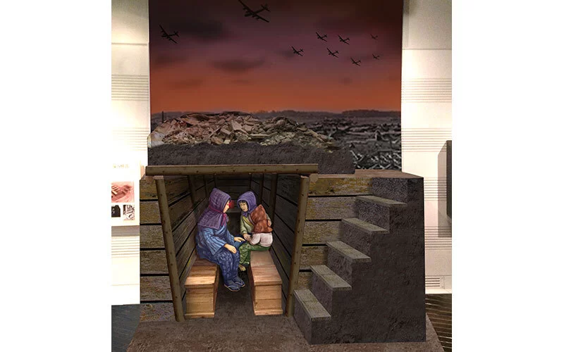展示室（7階）防空壕。右手子供のとなりに座ることができる。提供：昭和館