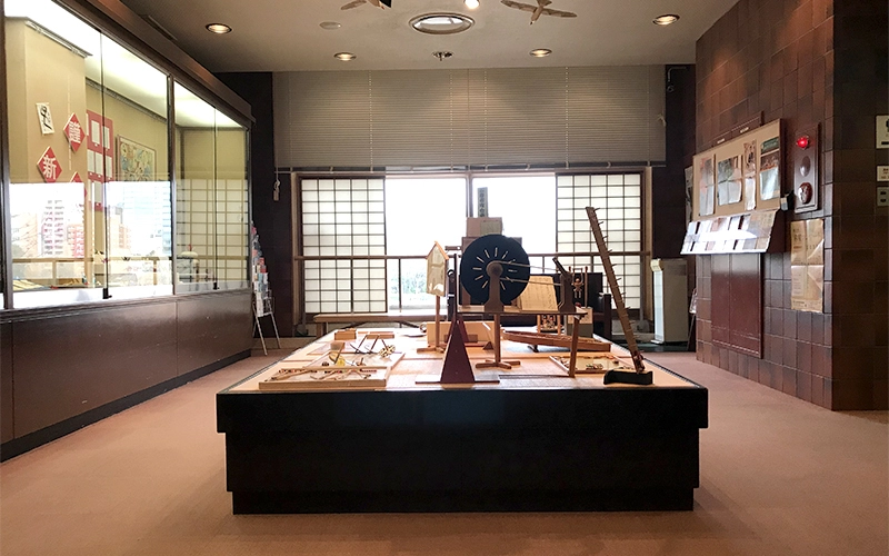 2階の展示スペースでは車椅子でも見やすい位置に資料が展示されている。