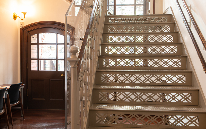 外光を効率よく取り入れることのできる鉄骨の階段は、デザイン性と当時の生活の実用性も兼ね備えている。