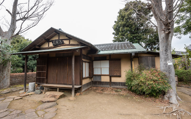 伊東深水のアトリエを設計した数寄屋建築の設計家・川尻善治氏の自宅に建てた離れを再建し「清月庵」と命名。