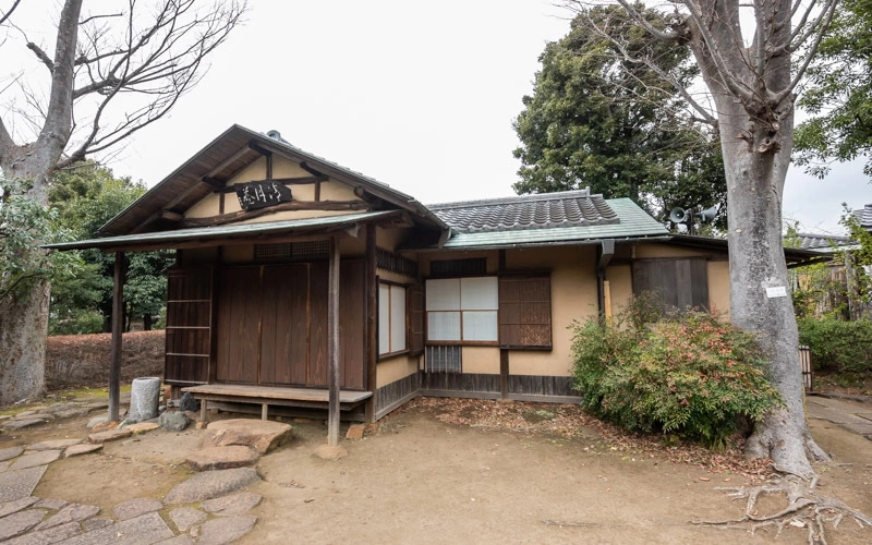 伊東深水のアトリエを設計した数寄屋建築の設計家・川尻善治氏の自宅に建てた離れを再建し「清月庵」と命名。