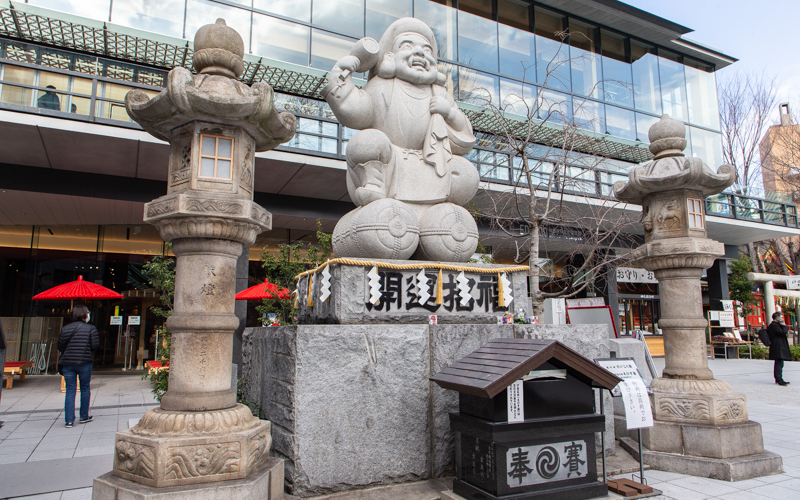 文化交流館前の御祭神。だいこく様像が笑顔で迎えてくれる。