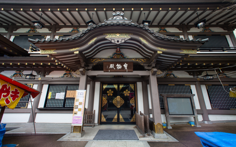 鳥居をくぐると右手に見えてくる宝物殿では1階と地下1階にある屋内展示を見ることができる。（有料）