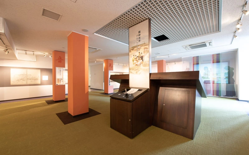 国府資料展示室西側のエリアでは、CGにより奈良時代の国府の景色を大型画面に映し出す「国府バーチャルツーリング」が楽しめる。 