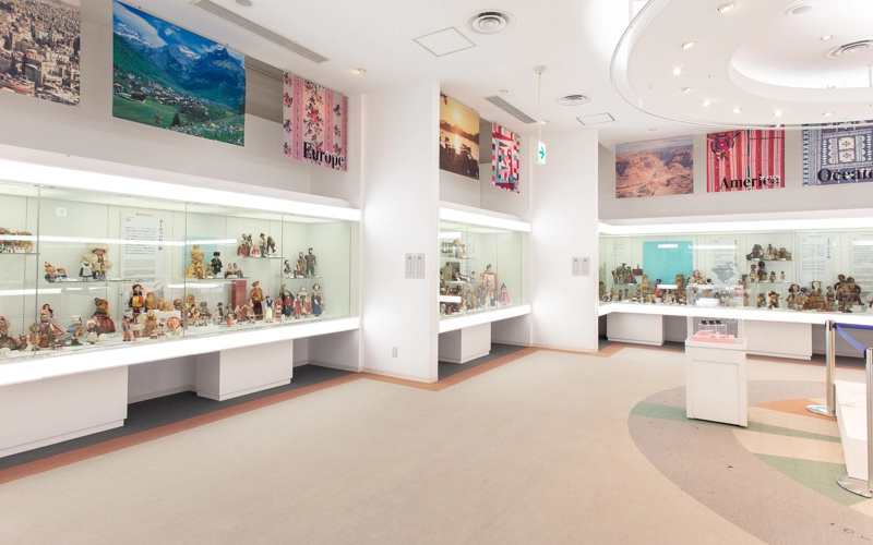 「ワールドフェスティバル」内の各国の人形が展示されているブースには、世界中の人形などが展示されている。展示スペースはどこも通路が広くなっており、車椅子でもゆっくり観覧できる。 									