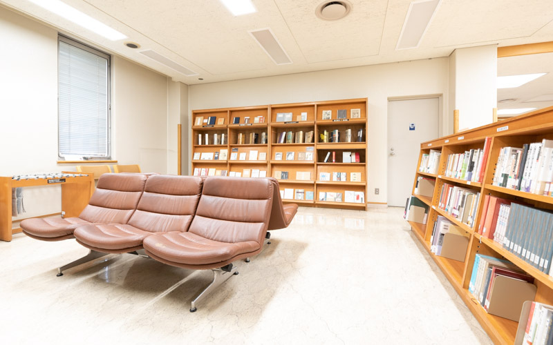 本館1階には夏目漱石コーナーが設けられており、備え付けのソファーに座りながら読書を楽しむことができる。 