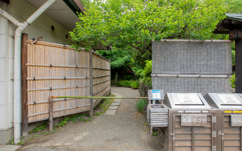 車椅子の場合はサービスセンターに伝え、車椅子で通行可能なルートから庭園内に入る。									