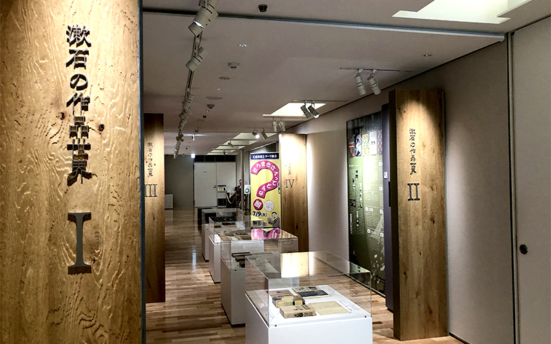 2階の資料展示室では書簡や初版本が展示されている。